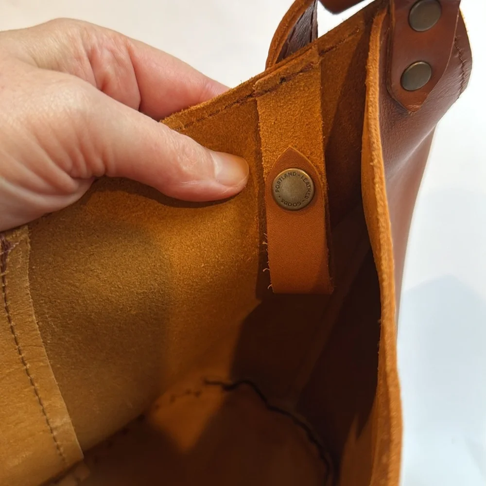 Portland Leather Small Kangaroo Shoulder Bag - Picture 4 of 15